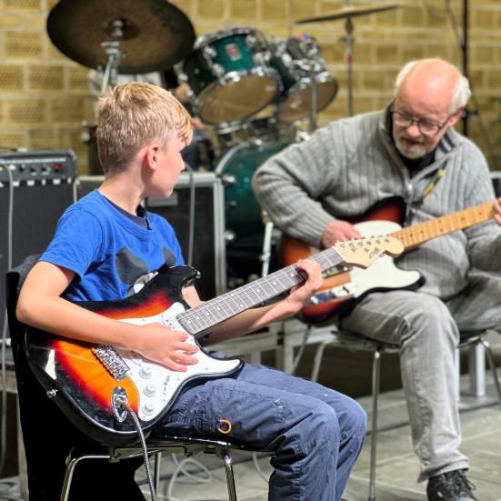 Dreng spiller elguitar