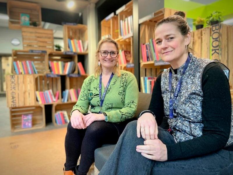 Bettina og Signe i børnebiblioteket