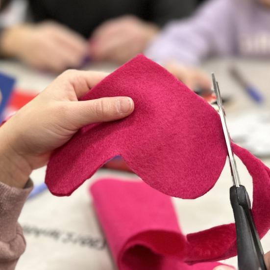 Barn klipper hjerte i filt