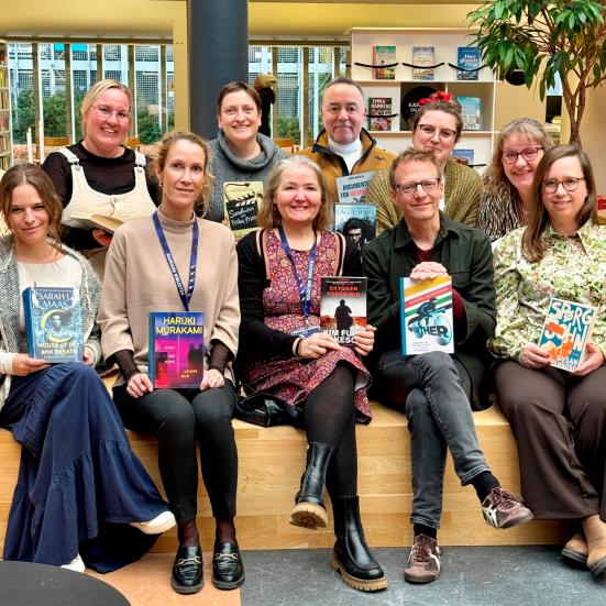 Bibliotekets ansatte med bøger