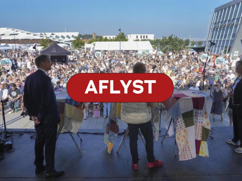 Billede af klimafolkemøde med AFLYST skilt