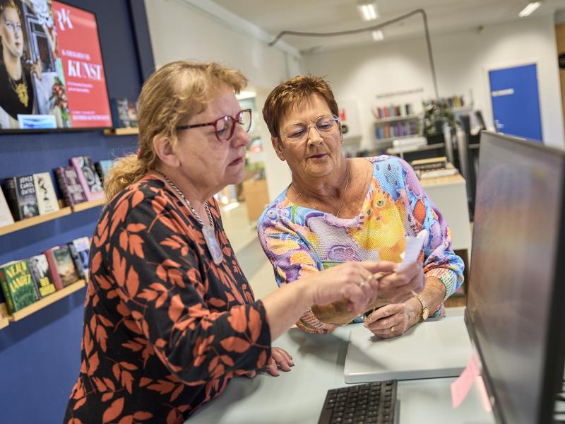 Lone Fogh og låner på Kristrup Bibliotek