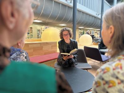 Inger Nygaard Kaad læser op for publikum