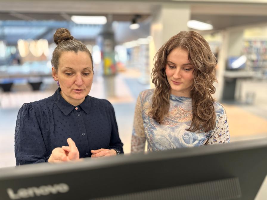 Bibliotekar vejleder en studerende på Randers Bibliotek